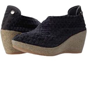 Bernie mev. Black Wedge slip on shoes